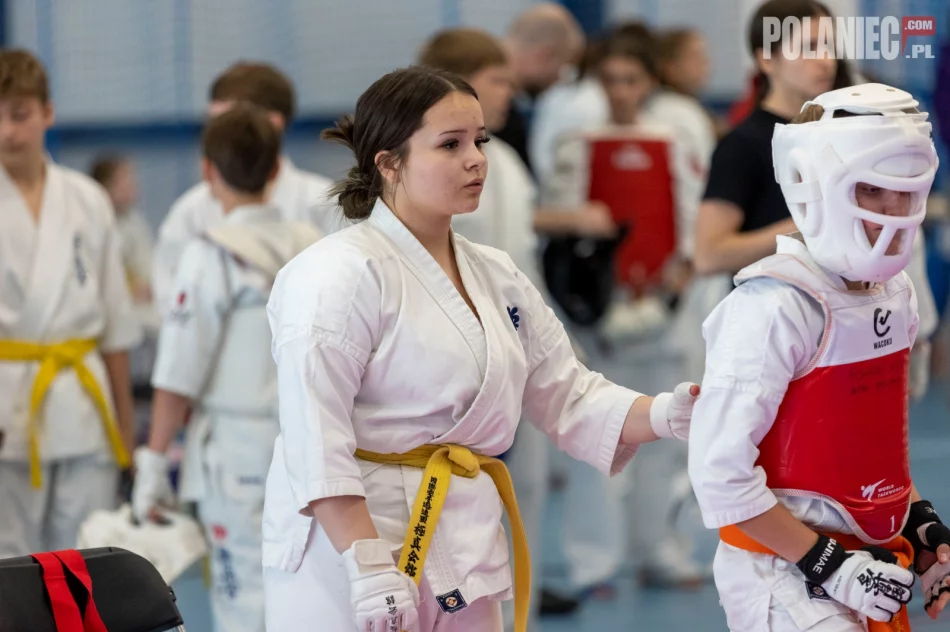 11 medali oraz 3 miejsce drużynowo na Turnieju w Połańcu dla zawodników Limanowskiego Klubu Kyokushin Karate - zdjęcie 17