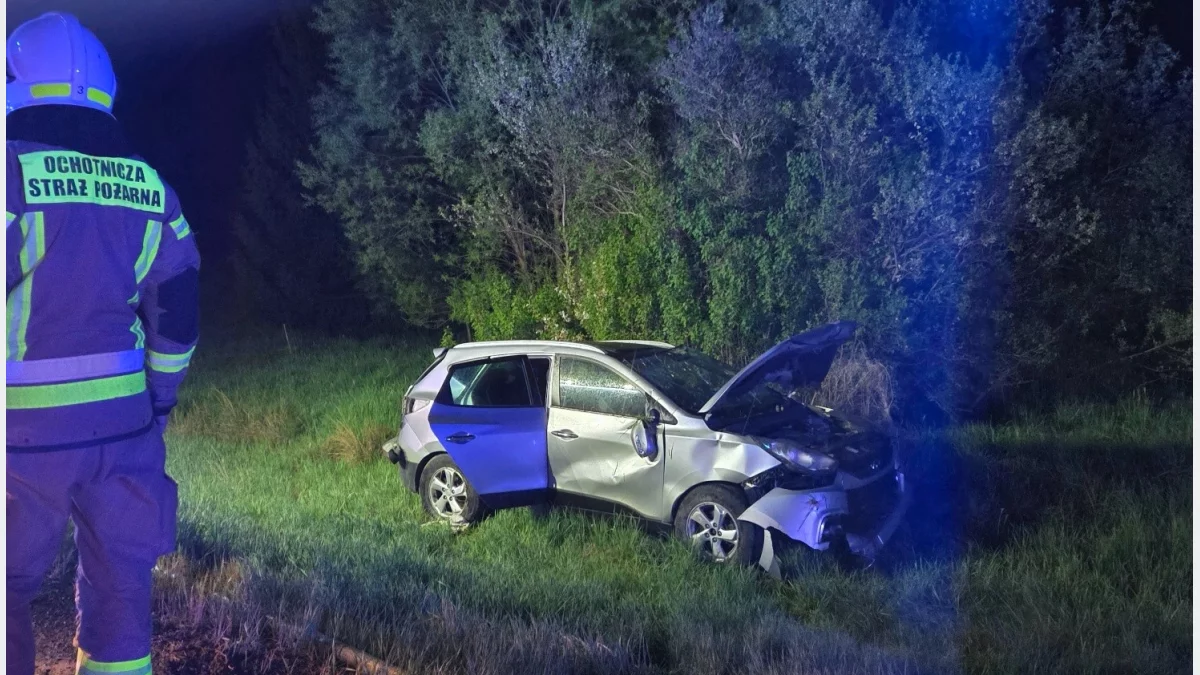 Uszkodzony samochód Hyundai po dachowaniu w miejscowości Dobra