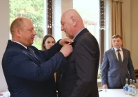 Wojewoda Krzysztof Klęczar na sesji Rady Gminy. Wręczono Krzyże Zasługi za pomoc Ukrainie i powodzianom. - zdjęcie główne