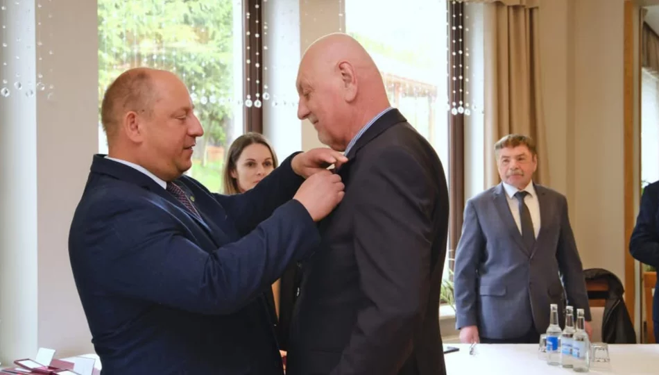 Wojewoda Krzysztof Klęczar na sesji Rady Gminy. Wręczono Krzyże Zasługi za pomoc Ukrainie i powodzianom. - zdjęcie 1