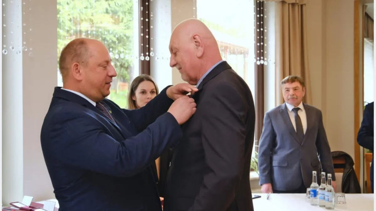 Wojewoda Krzysztof Klęczar na sesji Rady Gminy. Wręczono Krzyże Zasługi za pomoc Ukrainie i powodzianom.