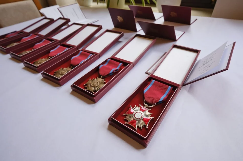 Wojewoda Krzysztof Klęczar na sesji Rady Gminy. Wręczono Krzyże Zasługi za pomoc Ukrainie i powodzianom. - zdjęcie 3