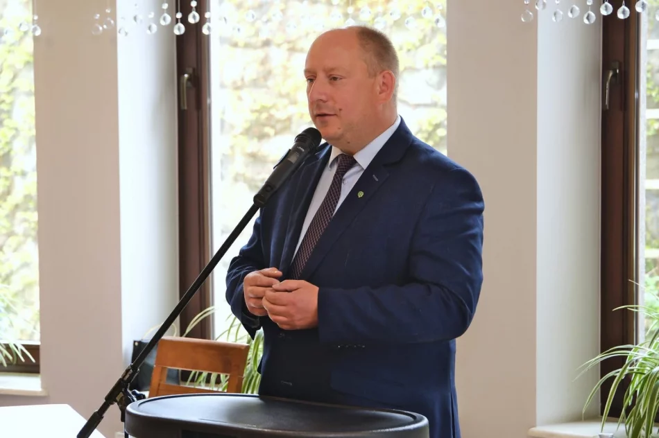 Wojewoda Krzysztof Klęczar na sesji Rady Gminy. Wręczono Krzyże Zasługi za pomoc Ukrainie i powodzianom. - zdjęcie 4