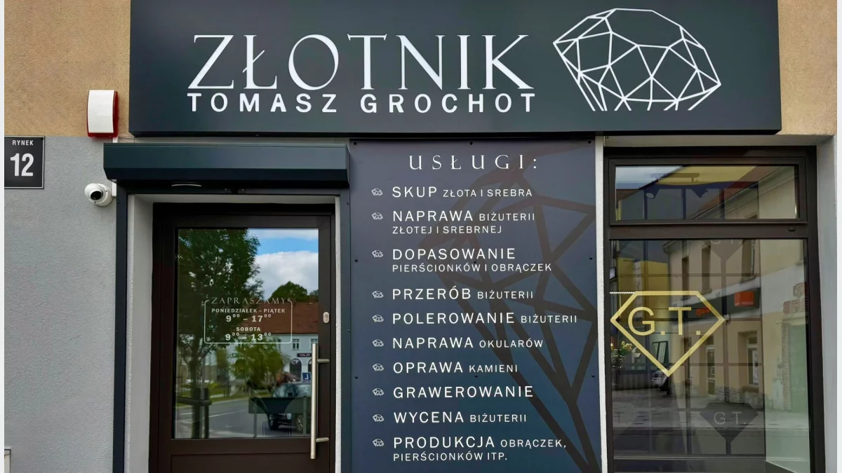 Szyld nowej pracowni złotniczej Tomasza Grochota przy Rynku 12 w Limanowej
