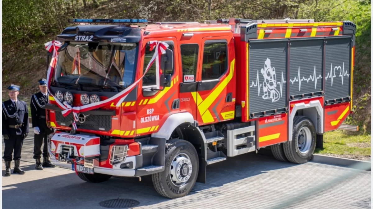 Nowy samochód strażacki marki Volvo przed remizą OSP w Olszówce w otoczeniu strażaków i zaproszonych gości
