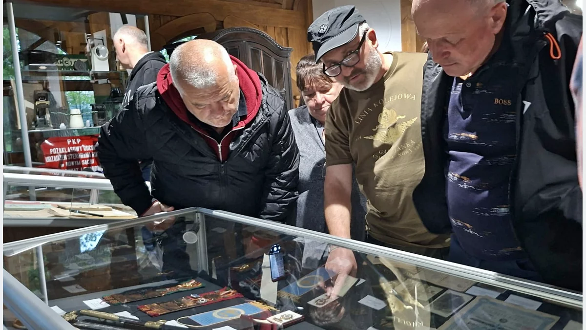 Eksponaty kolejowe i uczestnicy spotkania w Muzeum Regionalnym Ziemi Limanowskiej