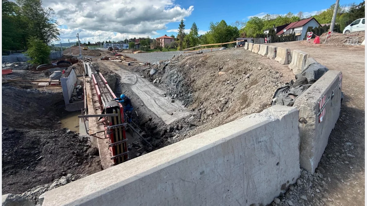 Osuwisko zamyka ulicę. Kolejne utrudnienia w mieście