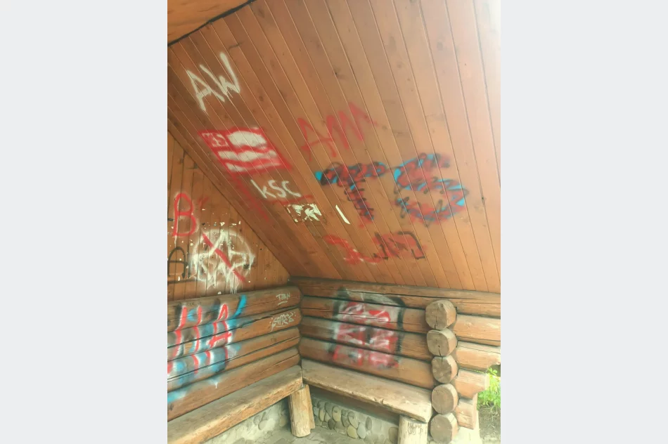 Urząd zgłasza wandalizm na policję i apeluje do mieszkańców - zdjęcie 2