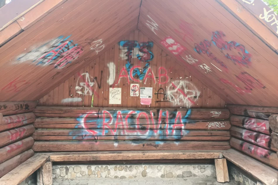 Urząd zgłasza wandalizm na policję i apeluje do mieszkańców - zdjęcie 3