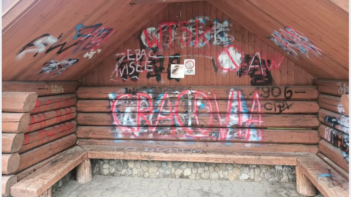 Zniszczone mienie publiczne w miejscowości Szczawa wandalizm