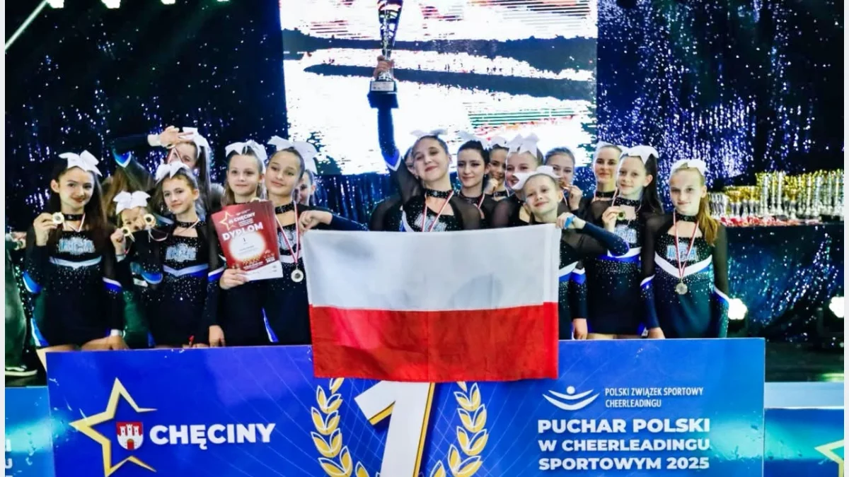 Zawodniczki Royal Cheerleaders Academy z Limanowej podczas występu na zawodach cheerleadingu sportowego.