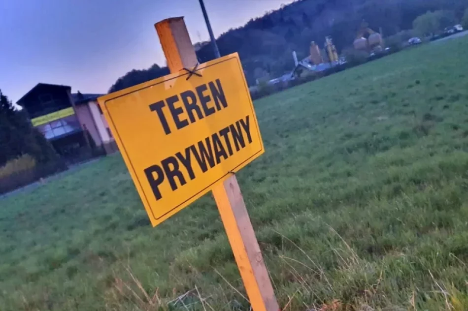Był gruz, gałęzie i obornik. Po latach protestów wiata i chodnik do rozbiórki  - zdjęcie 3