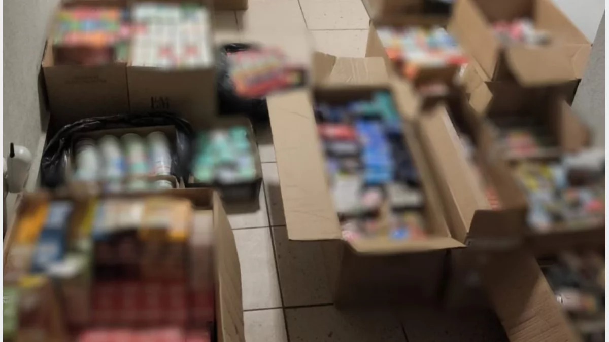 Zabezpieczone przez służby paczki z papierosami elektronicznymi