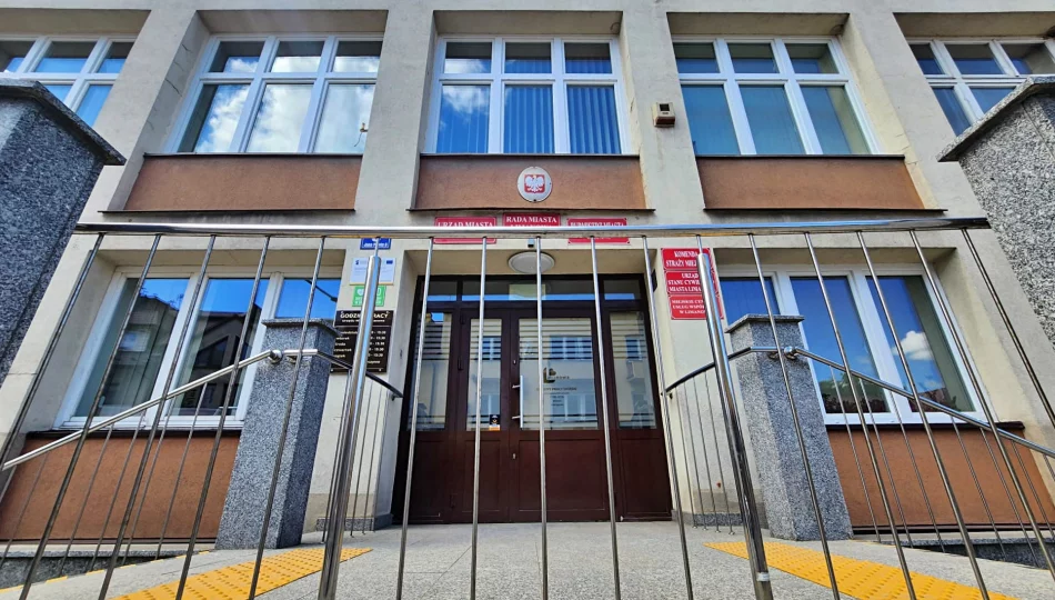 Policja wkroczyła do urzędu. Prokuratura zabezpiecza nośniki danych - zdjęcie 1