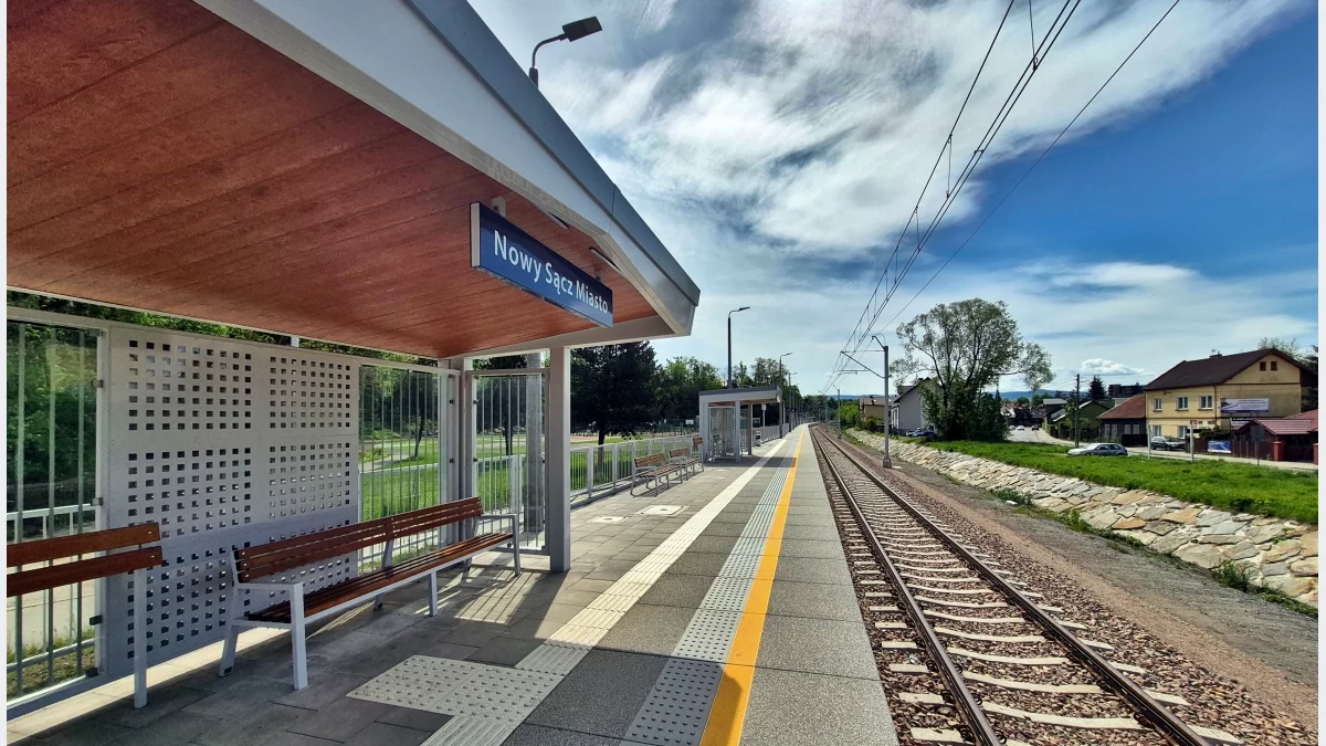 Nowo wyremontowane torowisko kolejowe i peron pasażerski na modernizowanej linii kolejowej