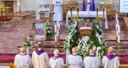 Tłumy wiernych pożegnały prałata Jana Bukowca.  'Ciekawe jak to jest w niebie?' - zdjęcie 1