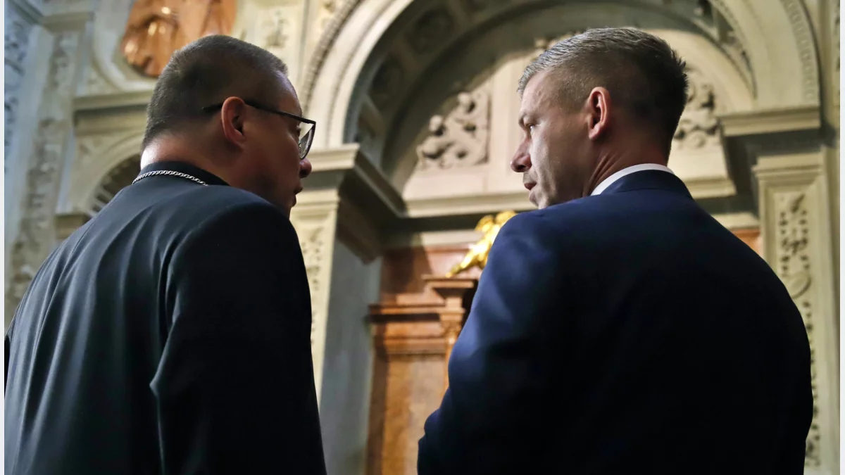 Kardynał Grzegorz Ryś i premier Węgier Péter Magyar w katedrze na Wawelu