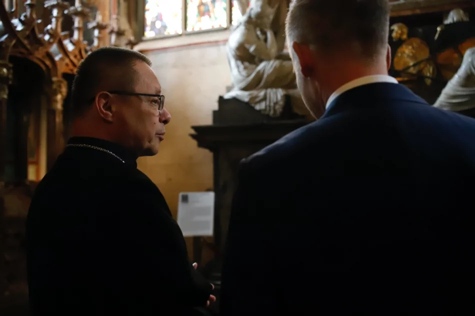 Premier Węgier z wizytą na Wawelu. Spotkał się z kard. Grzegorzem Rysiem - zdjęcie 3