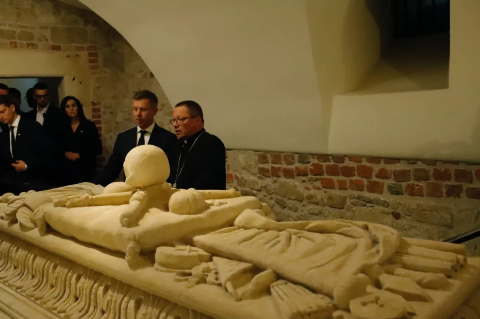 Premier Węgier z wizytą na Wawelu. Spotkał się z kard. Grzegorzem Rysiem - zdjęcie 5