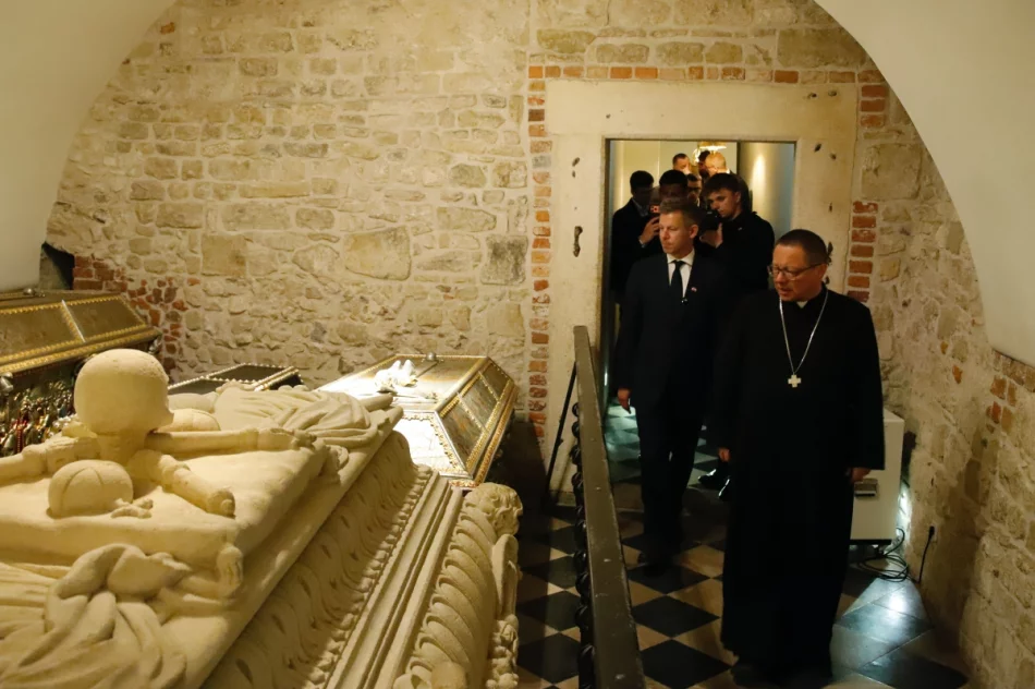 Premier Węgier z wizytą na Wawelu. Spotkał się z kard. Grzegorzem Rysiem - zdjęcie 6
