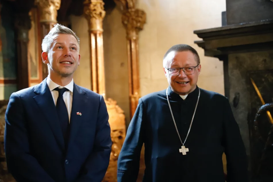 Premier Węgier z wizytą na Wawelu. Spotkał się z kard. Grzegorzem Rysiem - zdjęcie 7