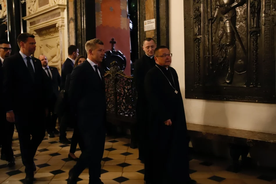 Premier Węgier z wizytą na Wawelu. Spotkał się z kard. Grzegorzem Rysiem - zdjęcie 8