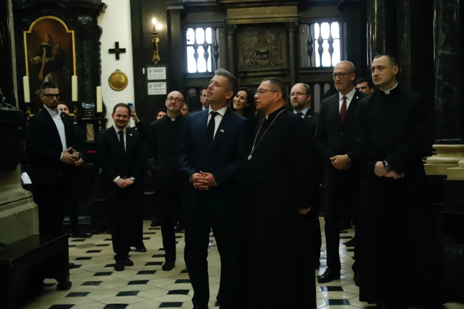 Premier Węgier z wizytą na Wawelu. Spotkał się z kard. Grzegorzem Rysiem - zdjęcie 10