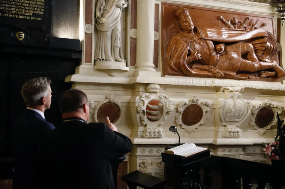 Premier Węgier z wizytą na Wawelu. Spotkał się z kard. Grzegorzem Rysiem - zdjęcie 11