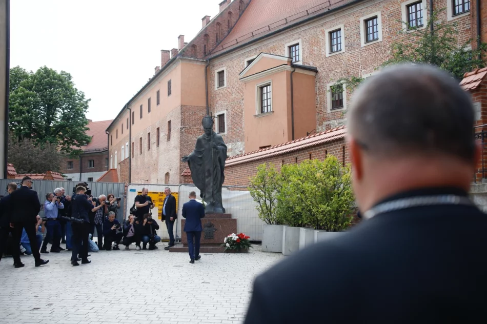 Premier Węgier z wizytą na Wawelu. Spotkał się z kard. Grzegorzem Rysiem - zdjęcie 14