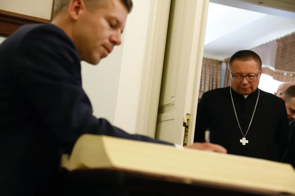 Premier Węgier z wizytą na Wawelu. Spotkał się z kard. Grzegorzem Rysiem - zdjęcie 15
