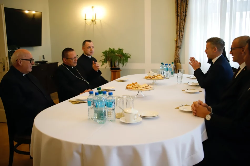 Premier Węgier z wizytą na Wawelu. Spotkał się z kard. Grzegorzem Rysiem - zdjęcie 17