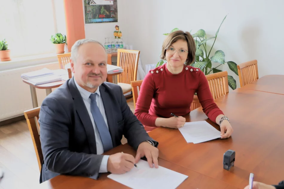 Nowy plac zabaw oraz remont boiska wielofunkcyjnego w Męcinie - zdjęcie 2