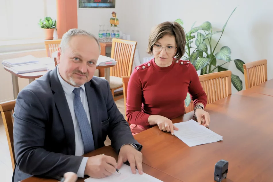 Nowy plac zabaw oraz remont boiska wielofunkcyjnego w Męcinie - zdjęcie 3
