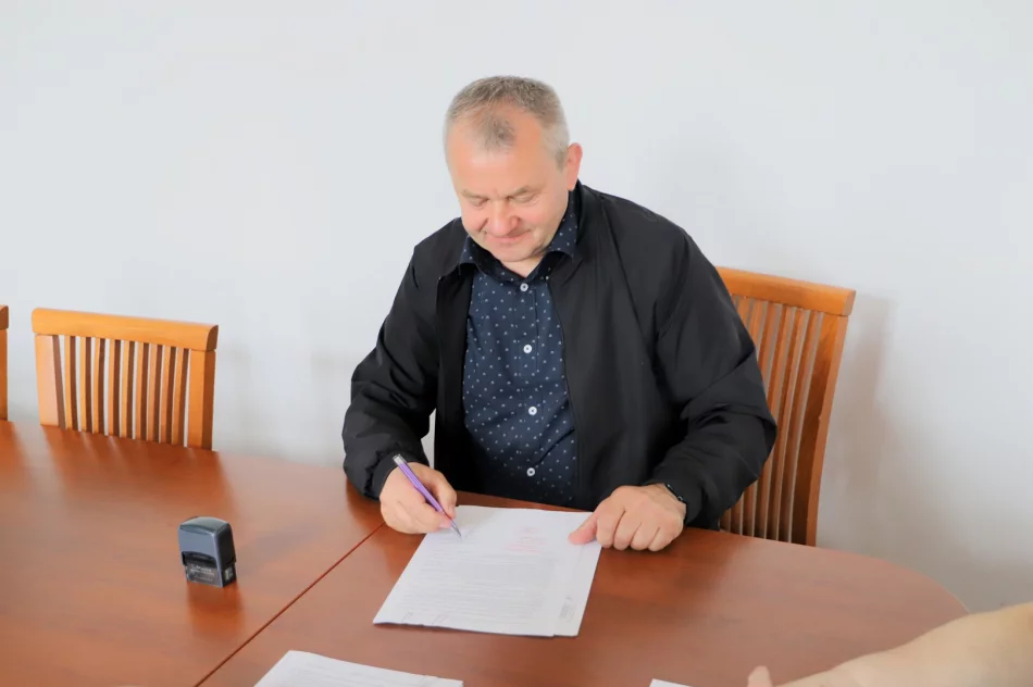 Nowy plac zabaw oraz remont boiska wielofunkcyjnego w Męcinie - zdjęcie 4