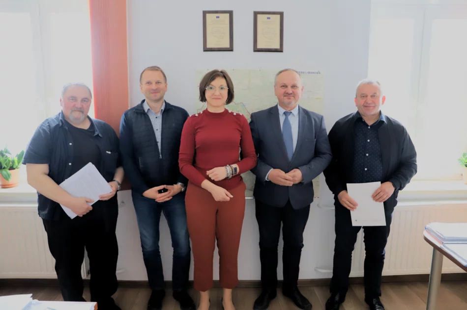 Nowy plac zabaw oraz remont boiska wielofunkcyjnego w Męcinie - zdjęcie 5