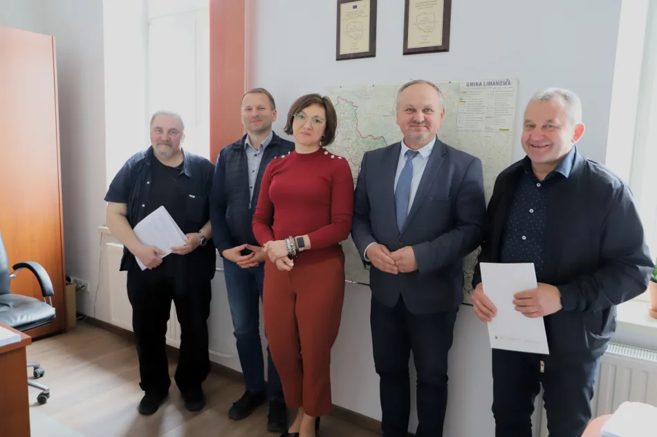 Nowy plac zabaw oraz remont boiska wielofunkcyjnego w Męcinie - zdjęcie 6