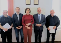 Nowy plac zabaw oraz remont boiska wielofunkcyjnego w Męcinie - zdjęcie główne
