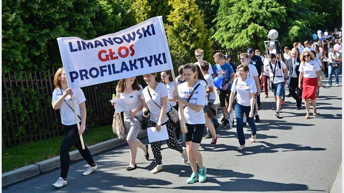 Limanowski Głos Profilaktyki, pochód młodzieży z transparentami
