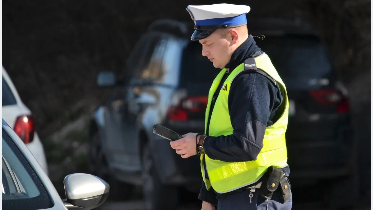 Kontrola drogowa policji i zatrzymanie nietrzeźwego kierowcy prowadzącego samochód osobowy