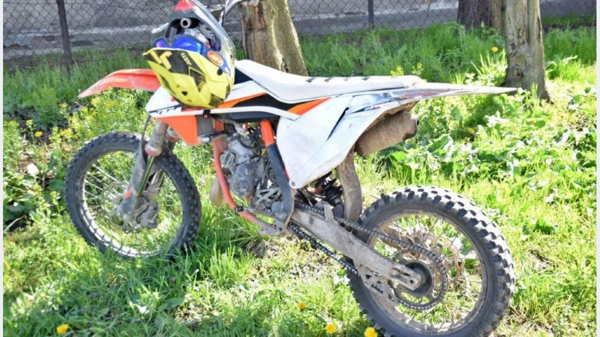 Jazda na jednym kole i brak dokumentów. 15-letni motocyklista przed sądem