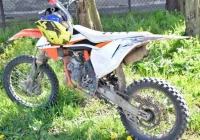 Jazda na jednym kole i brak dokumentów. 15-letni motocyklista przed sądem - zdjęcie główne