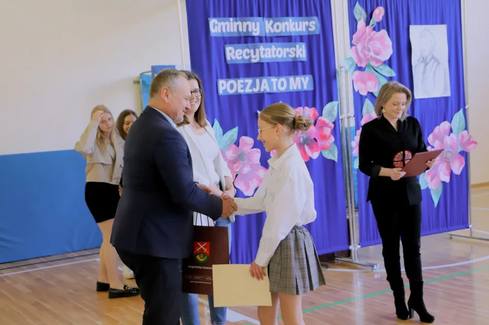 „Pan Tadeusz” wybrzmiał w Starej Wsi. Gminny Konkurs Recytatorski rozstrzygnięty! - zdjęcie 11