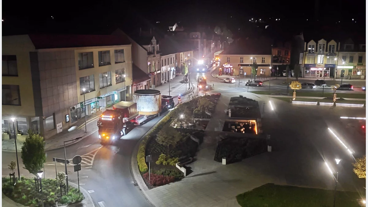 Transport elementów maszyny TBM nocą na drodze w powiecie limanowskim.