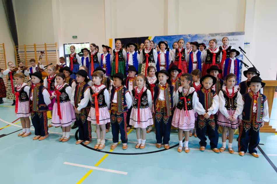 20 lat - jubileusz nadania imienia Szkole Podstawowej nr 1 w Męcinie - zdjęcie 6