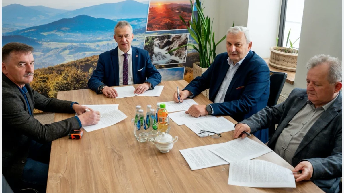 Podpisanie umów na przebudowę dróg powiatowych w starostwie w Limanowej z udziałem urzędników i wykonawcy.