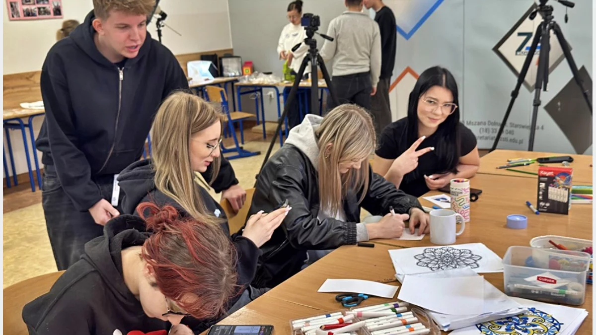 Ósmoklasiści zwiedzający pracownie zawodowe w Zespole Szkół Techniczno-Informatycznych w Mszanie Dolnej