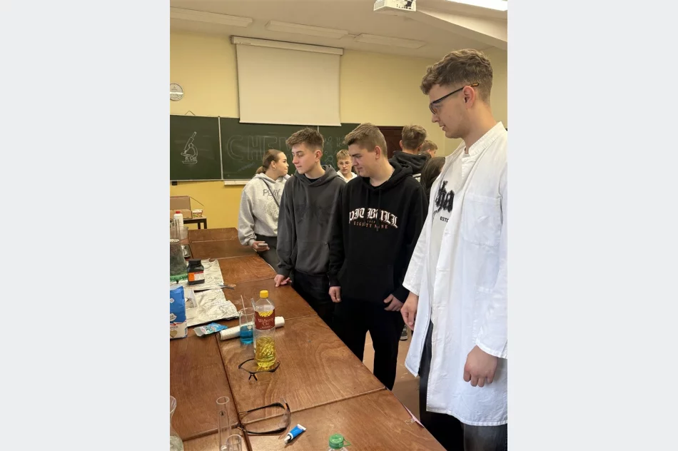 Ósmoklasiści sprawdzali ofertę technikum - zdjęcie 6