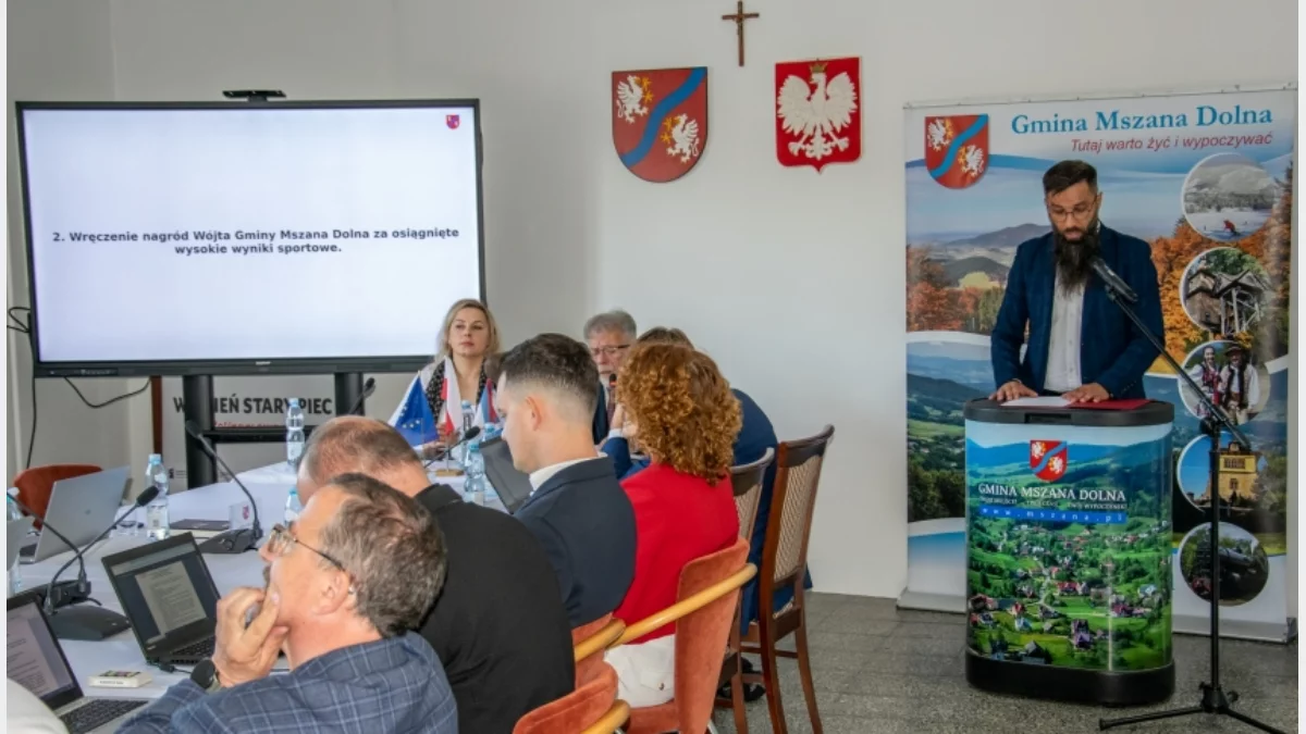 Sala obrad Rady Gminy Mszana Dolna podczas głosowania radnych.