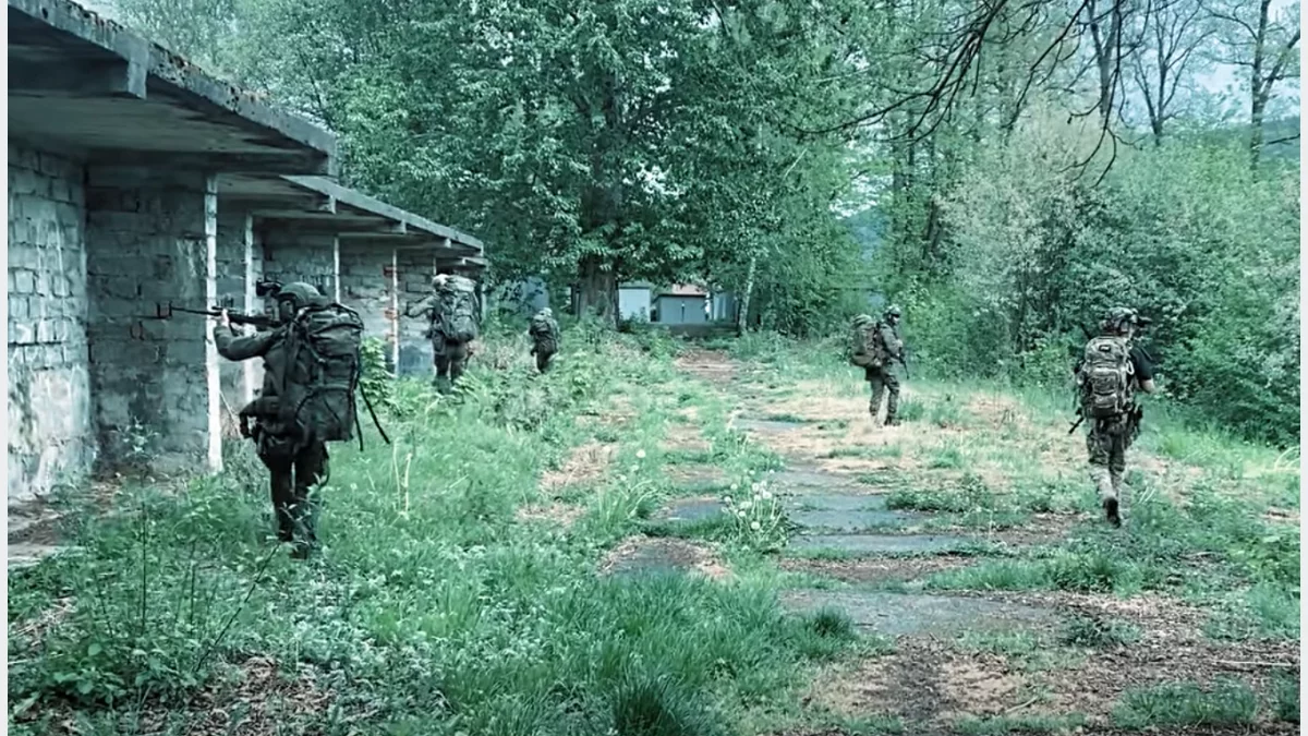 Kadr z filmu prezentującego ćwiczenia terenowe uczniów klas wojskowych w Tymbarku.
