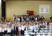 Uroczyste obchody rocznicy urodzin Marii Konopnickiej w Zespole Szkolno-Przedszkolnym nr 1  - zdjęcie główne